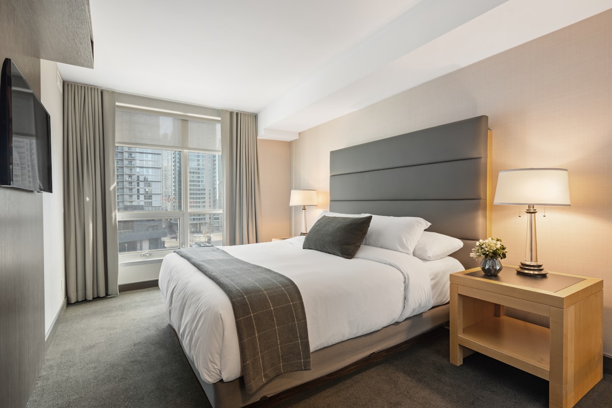 Suite luminosa con cama king y living